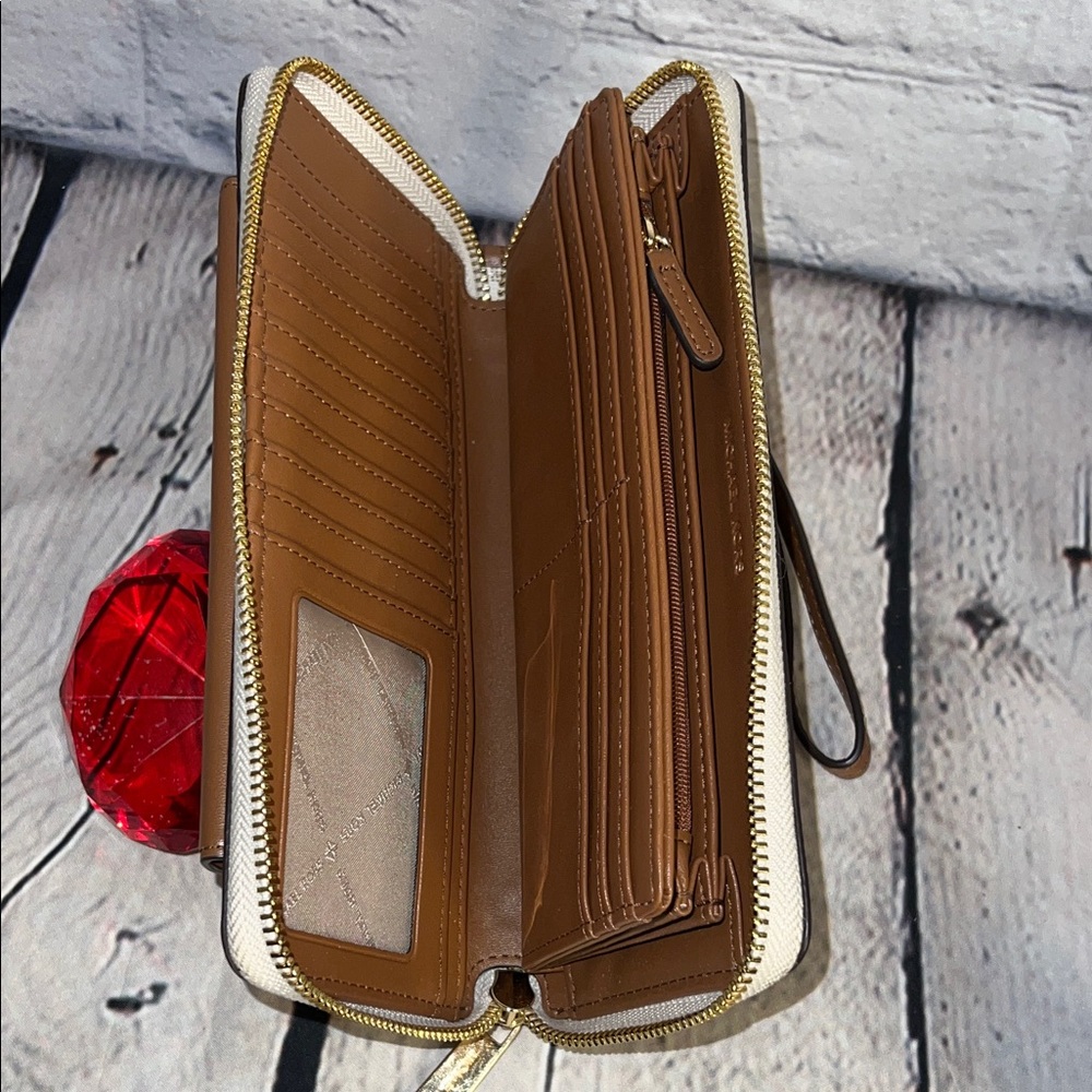 * 🌞Spring Vibes🍀 Michael Kors Jet Set Charm LG Signature Envelope Wallet - Picture 8 of 13